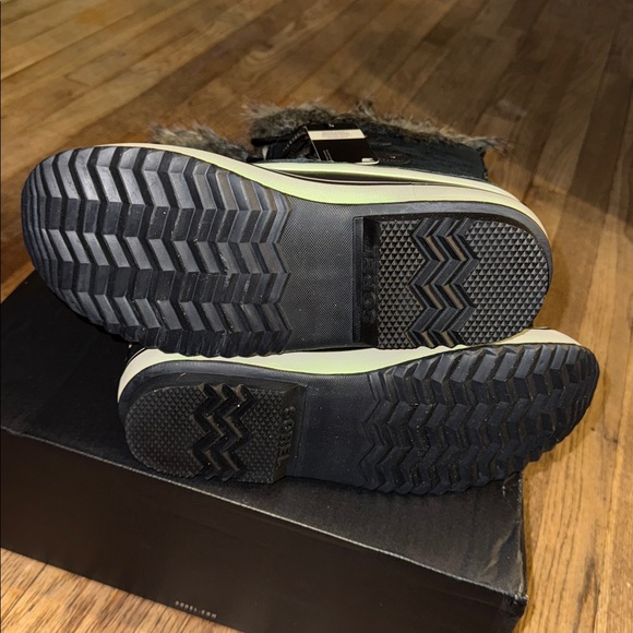 Sorel Black and Gray Winter Boots - Picture 13 of 17